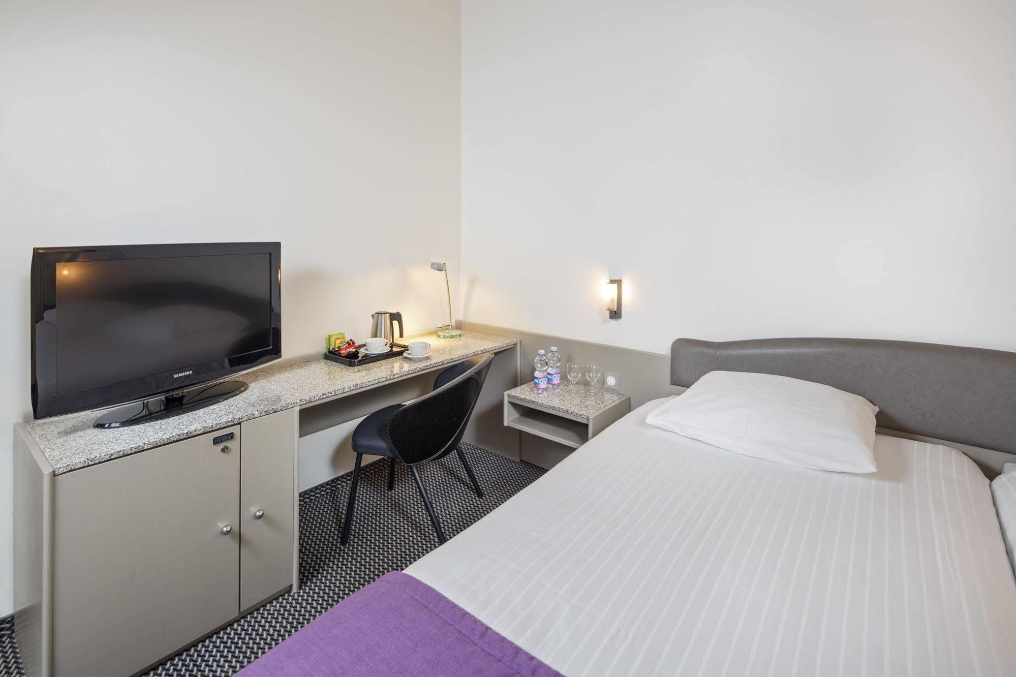 Hotel Fly Away Kloten Eksteriør bilde